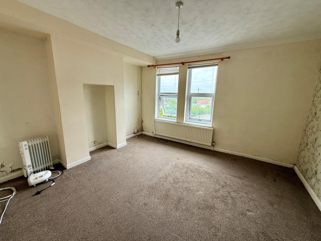Lot: 174 - THREE-BEDROOM END-TERRACE FOR REFURISHMENT - Bedroom one